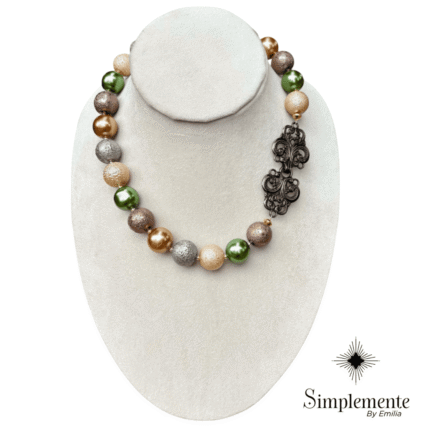 Impecable y encantador collar de perlas de cristal mate, y bronce.