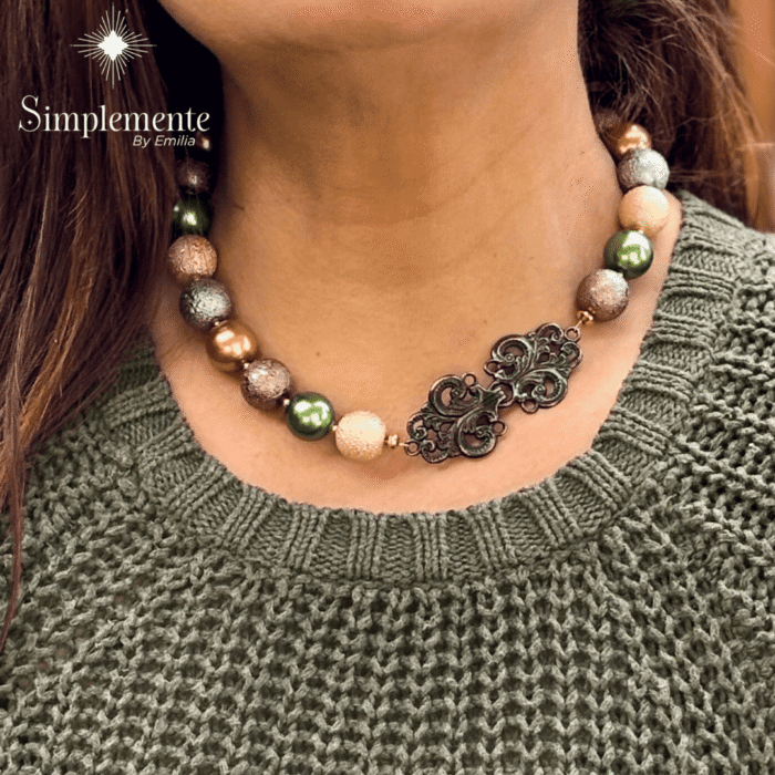 Collar bronce con baño plata, con vibrantes perlas de cristal en colores mate. - Image 1