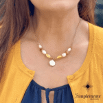 Refinado collar de bronce con baño oro 24 k. y gemas semipreciosas.