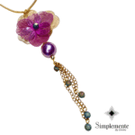 Collar largo bronce con baño oro 24 k., con perla de cristal, delicada flor morada de filigrana, y vidrio drusa. - Image 2