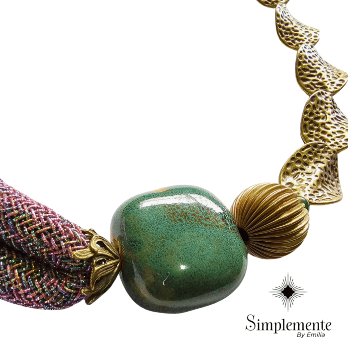 Collar gargantilla de bronce, con amalgama de broncita y lapislázuli, terminado en cordónes de silicón. - Image 2