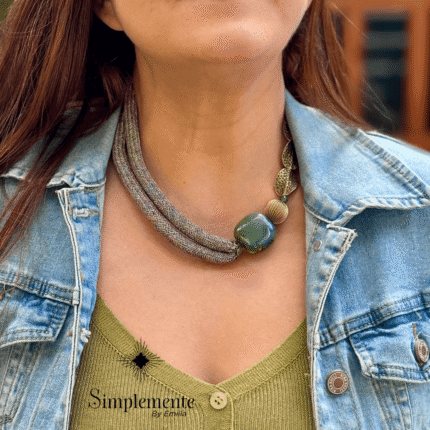 Exótico collar de cordones de algodón, con hermosos accesorios de bronce y porcelana verde.