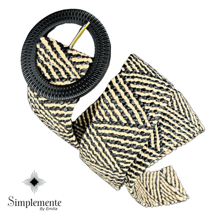 Discreto cinturón de corte clásico, con hebilla dorada, de paja  beige con negro. - Image 2