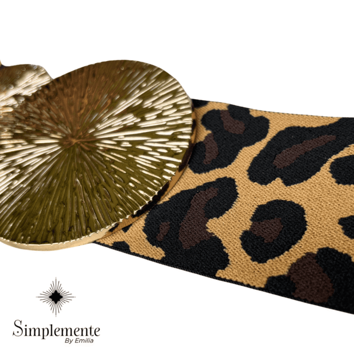 Seductor cinturón ancho de  animal print con hebilla dorada. - Image 2