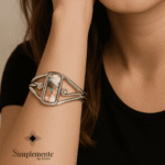 Pulsera con aleación de metales, y piedras semipreciosasa, baño de plata.