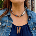 Collar bronce con baño plata, con vibrantes perlas de cristal en colores mate.