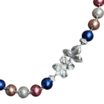 Collar bronce con baño plata, con vibrantes perlas de cristal en colores mate. - Image 3