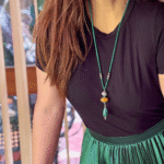 Versátil collar largo de bronce con baño plata, y piedras semipreciosas.