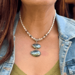 Refinado collar de bronce y baño plata, con concha natural abulón, perla cultivada y cristal checo.