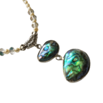 Refinado collar de bronce y baño plata, con concha natural abulón, perla cultivada y cristal checo. - Image 2