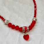 Romántico juego de aretes y collar rojos con dije de corazón, baño de plata, cristales checos. - Image 2