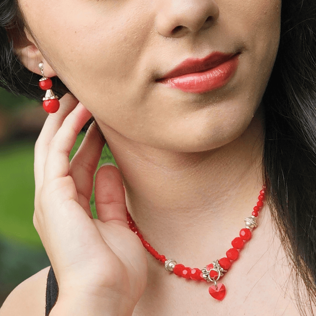 C-49003 Romántico juego de aretes y collar rojos con dije de corazón, baño de plata, cristales checos. - Image 1