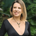 Encantador collar de pewter, vidrio austriaco y cristal checo en tonos verdes, con dije de buho.