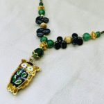 Encantador collar de pewter, vidrio austriaco y cristal checo en tonos verdes, con dije de buho. - Image 2