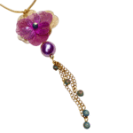 Collar largo bronce con baño oro 24 k., con perla de cristal, delicada flor morada de filigrana, y vidrio drusa. - Image 2