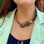 Collar gargantilla de bronce, con amalgama de broncita y lapislázuli, terminado en cordones de silicón.