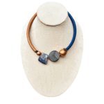 Collar gargantilla de bronce, con amalgama de broncita y lapislázuli, terminado en cordones de silicón. - Image 2