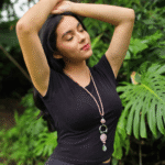 Delicadamente poderoso collar largo, baño de plata, terminado en cordón de algodón rosa