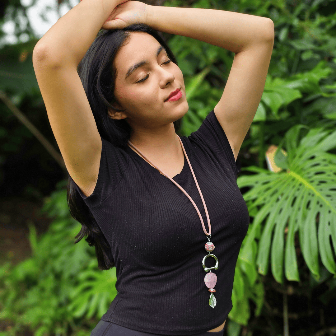 C-7800 Delicadamente poderoso collar largo, baño de plata, terminado en cordón de algodón rosa - Image 1