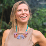 Vibrante collar en baño de oro y piedra fósil en tonos primaverales.