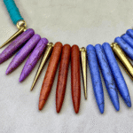 Vibrante collar en baño de oro y piedra fósil en tonos primaverales. - Image 2