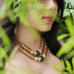 Precioso collar de 2 capas de discos de madera de coco, bronce y finos cristales checo, baño de oro 24k.