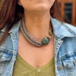 Exótico collar de cordones de algodón, con hermosos accesorios de bronce y porcelana verde.