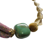 Exótico collar de cordones de algodón, con hermosos accesorios de bronce y porcelana verde. - Image 3