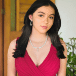 Juego de collar y aretes de corte clásico, aleación de metales, perlas blancas acrílicas y cristales.