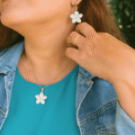 Set de collar, aretes y anillo de aleación de metales con delicado diseño de flor pintados con acrílico blanco.