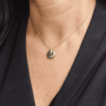 Sutil cadena y dije de acero inoxidable.