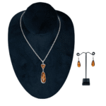 Armónico juego de aretes y cadena plateada, con dijes de resina color ámbar. - Image 2