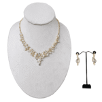 Distinguido juego de collar y aretes dorados, aleación de zinc, perla acrílica, y brillantes sintéticos. - Image 2