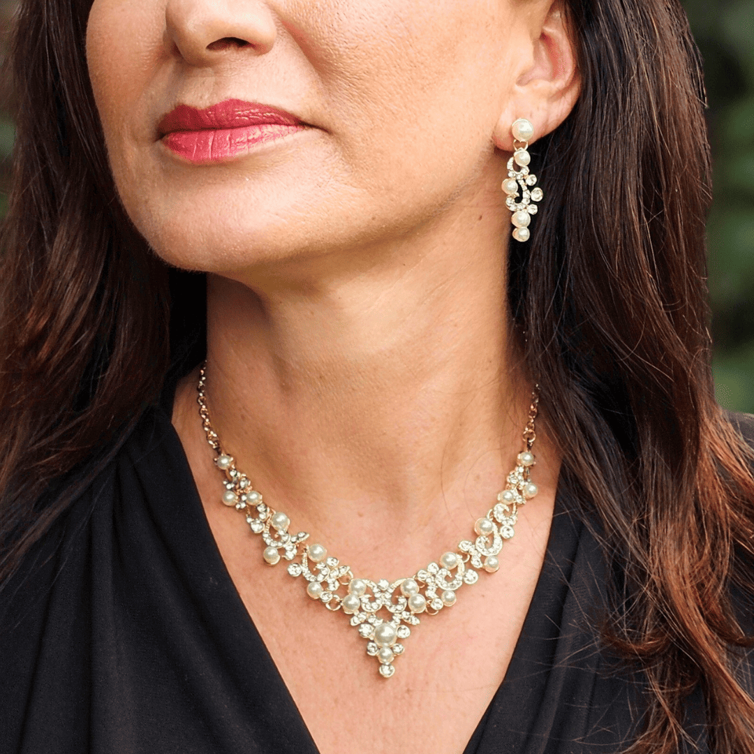 CI-2500 Distinguido juego de collar y aretes dorados, aleación de zinc, perla acrílica, y brillantes sintéticos. - Image 1