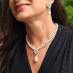 Indispensable juego de collar y aretes plateado con perlas blancas de cristal, aleación de zinc.