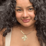 Choker de acero inoxidable con cautivador diseño de flor y perla acrílica. Baño de oro de 18k.