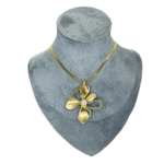 Choker de acero inoxidable con cautivador diseño de flor y perla acrílica. Baño de oro de 18k. - Image 2