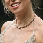 Imprescindible cadena de acero inoxidable con baño de oro de 18k, perla acrílica y zirconia.