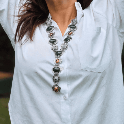 Collar largo plateado estilo boho, de aleación de metales y resinas de colores otoñales.