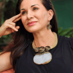 Protagónico juego de gargantilla y aretes de aleación de metales dorados, resina blanca y diseño geométrico.