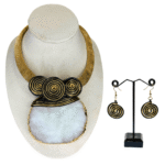 Protagónico juego de gargantilla y aretes de aleación de metales dorados, resina blanca y diseño geométrico. - Image 2