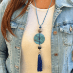 Exquisito collar largo en baño de plata, con lapislazuli y turquesa, terminado en cordón de cuero.