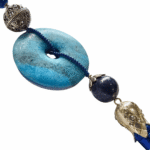 Exquisito collar largo en baño de plata, con lapislazuli y turquesa, terminado en cordón de cuero. - Image 3