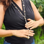 Infaltable collar liviano largo de aleación de metales, con perlas acrílicas enganchadas.