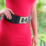 Versátil cinturón negro de banda elastica de 6 cm. de ancho, hebilla geométrica dorada.