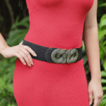 Distintivo cinturón negro de banda elástica de 4cm de ancho, con hebilla bronce de nudo celta.