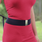 Delicado cinturón negro de banda elástica de 5cm de ancho, con hebilla minimalista plateada.