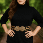 Seductor cinturón ancho de animal print con hebilla dorada.