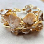 Llamativa pulsera multivueltas de madre perla beige, con baño de oro 24k. - Image 2