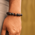 Sobria pulsera de hombre de piedra volcánica negra, madera café, detalles metálicos pewter.